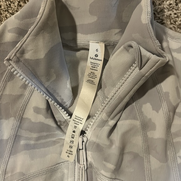 Lululemon define jacket size 6 - Picture 3 of 3